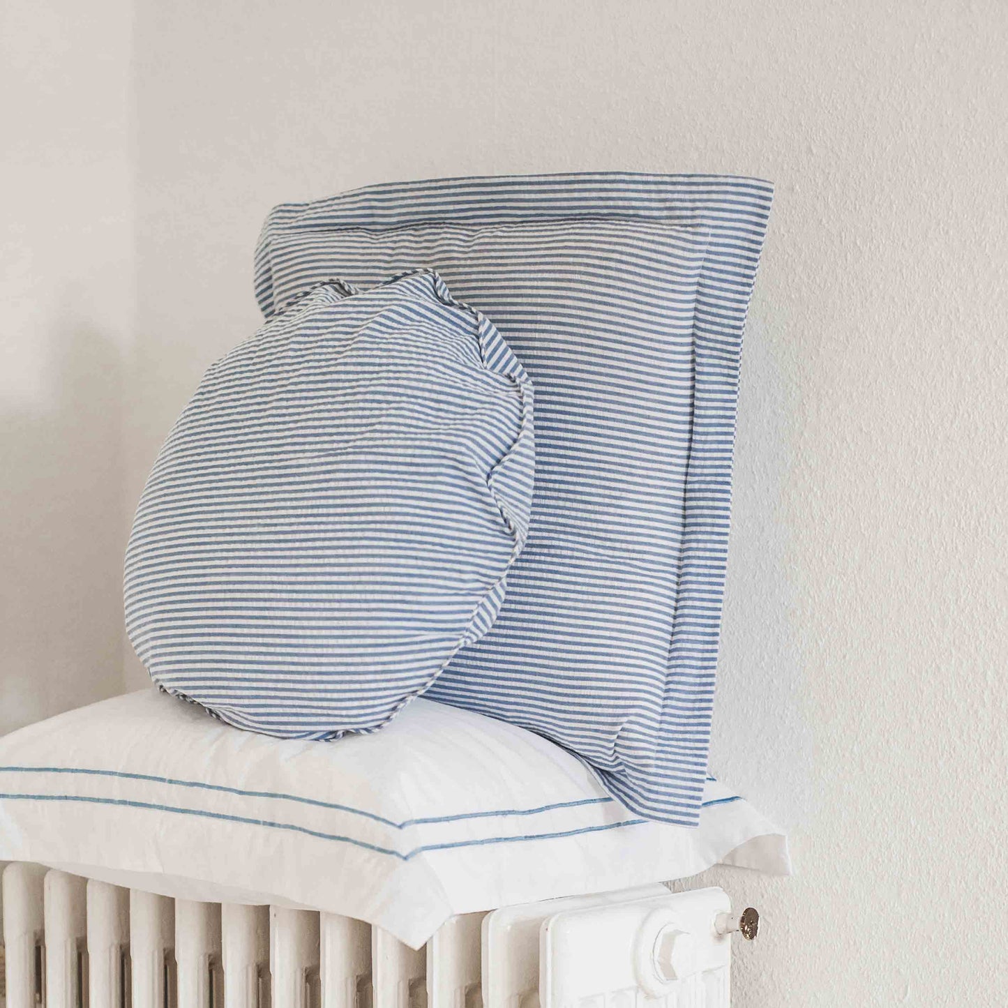 Pillow case blue stripes seersucker round